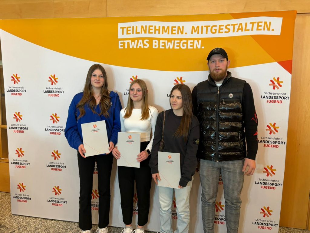 Aus der Sportart Eishockey wurden dieses Jahr Marie Matschulat, Pauline Hübel und Isabelle Michler ausgezeichnet, die mit dem Team Ost die Bronzemedaille bei den deutschen Landesverbandsmeisterschaften 2023 gewonnen hatten.